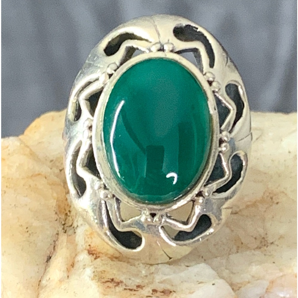 NATIVE AMERICAN STERLING SILVER AND GREEN ONYX RING SIZE 7